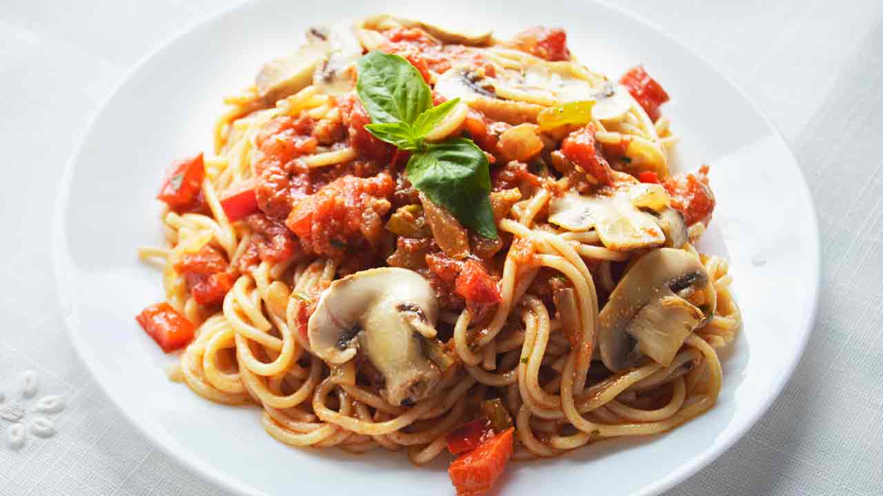 espagueti al pesto con tomate nueces y champiñones