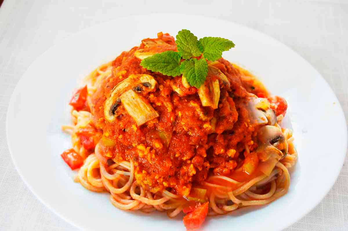 espagueti a la bolognesa con champiñones