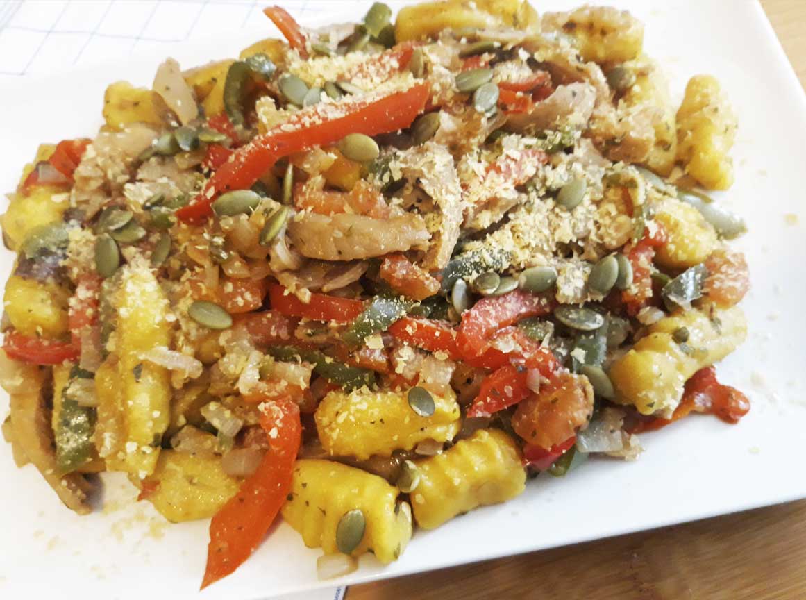 Receta de Ñoquis con salsa de pimientos y tomates